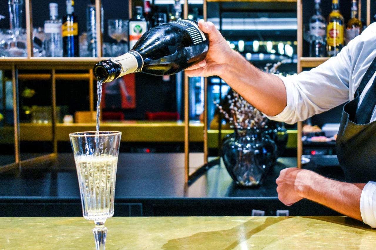 Palazzo Cornalia Hotel Milan Exterior photo Champagne being poured