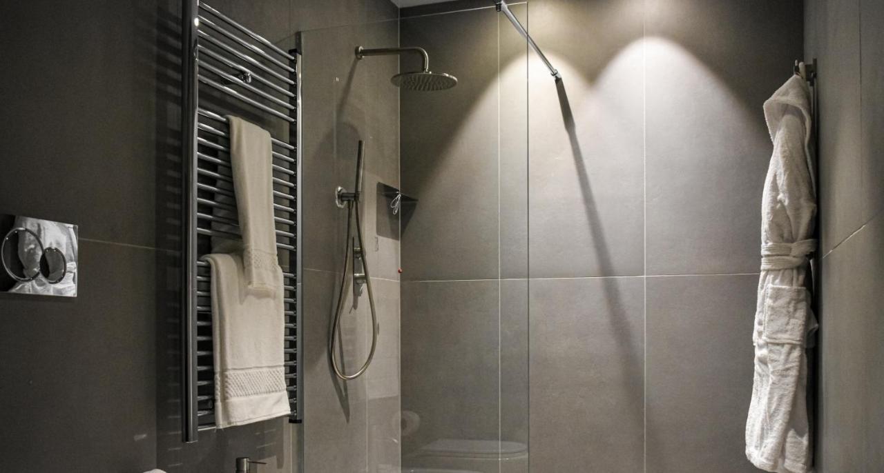 Palazzo Cornalia Hotel Milan Exterior photo A shower with a fixed shower head and a handheld shower head