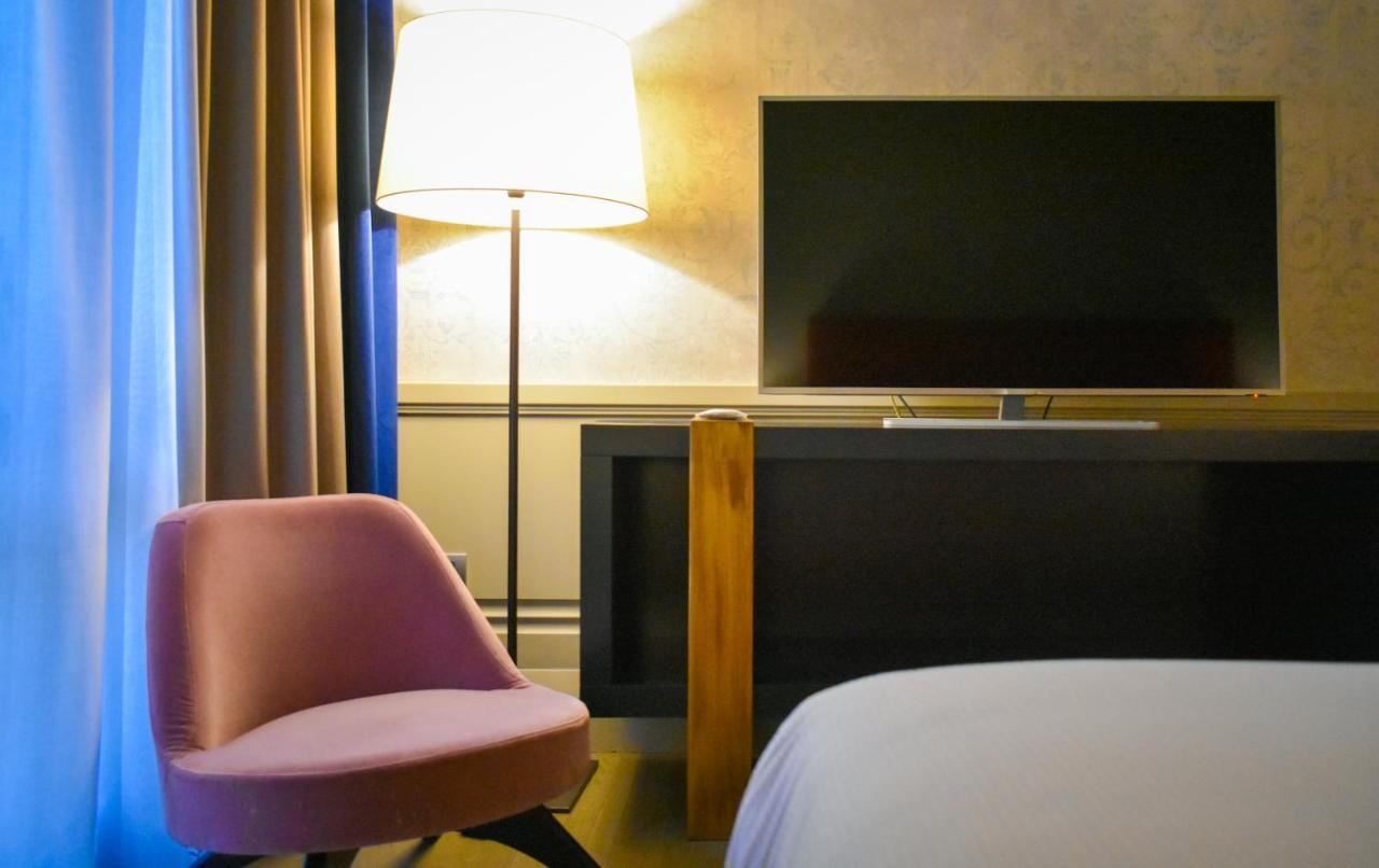 Palazzo Cornalia Hotel Milan Exterior photo A room at the hotel