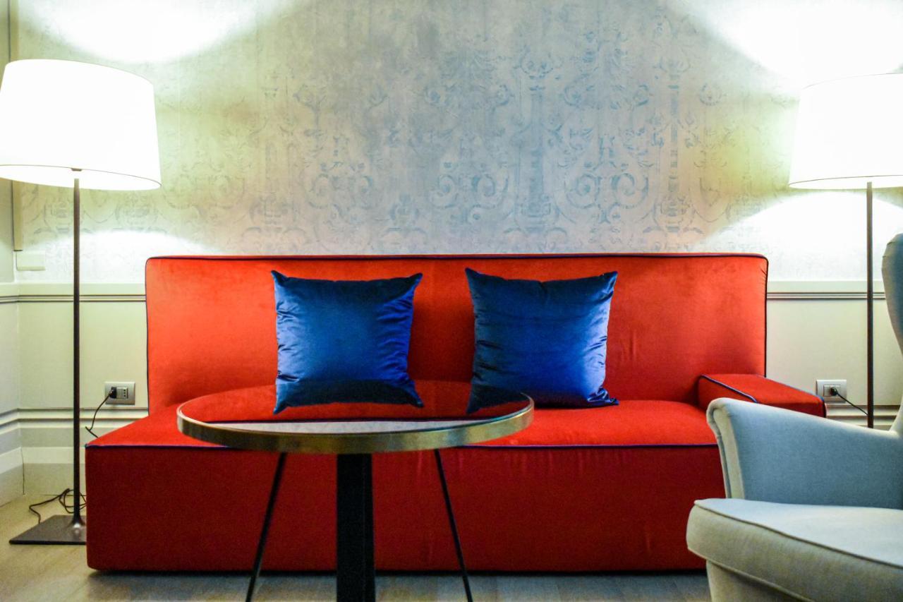 Palazzo Cornalia Hotel Milan Exterior photo A sofa
