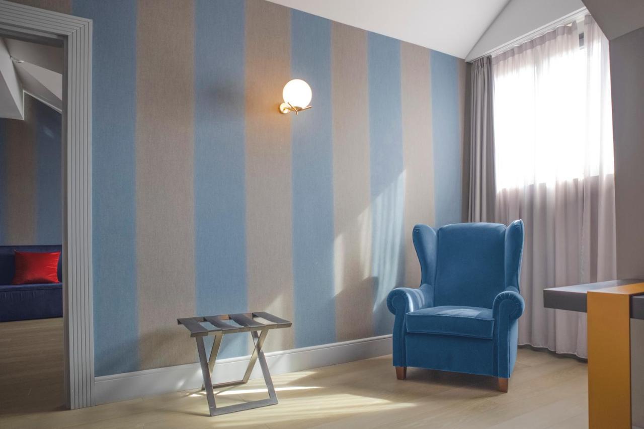 Palazzo Cornalia Hotel Milan Exterior photo A room with a wall decorated with a venetian plaster