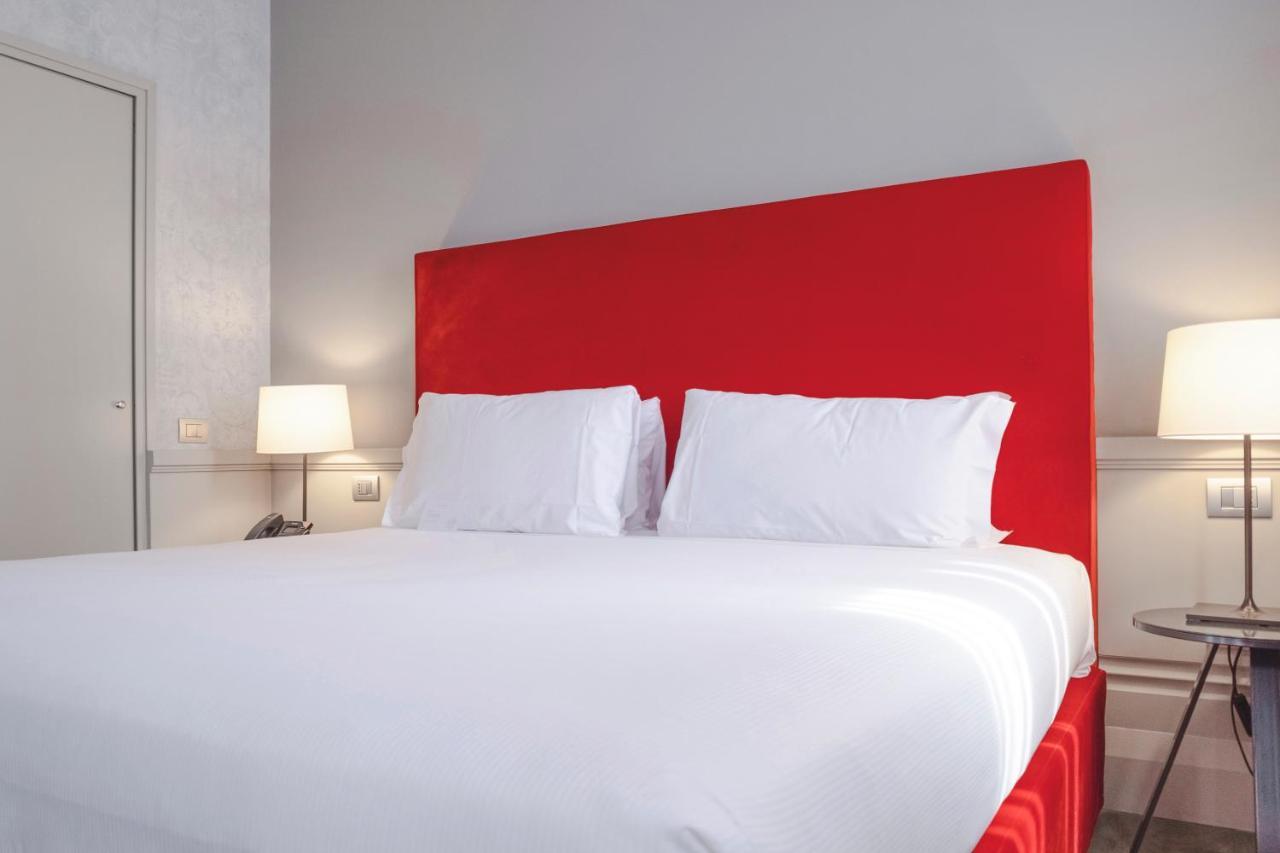 Palazzo Cornalia Hotel Milan Exterior photo A bed with a red headboard