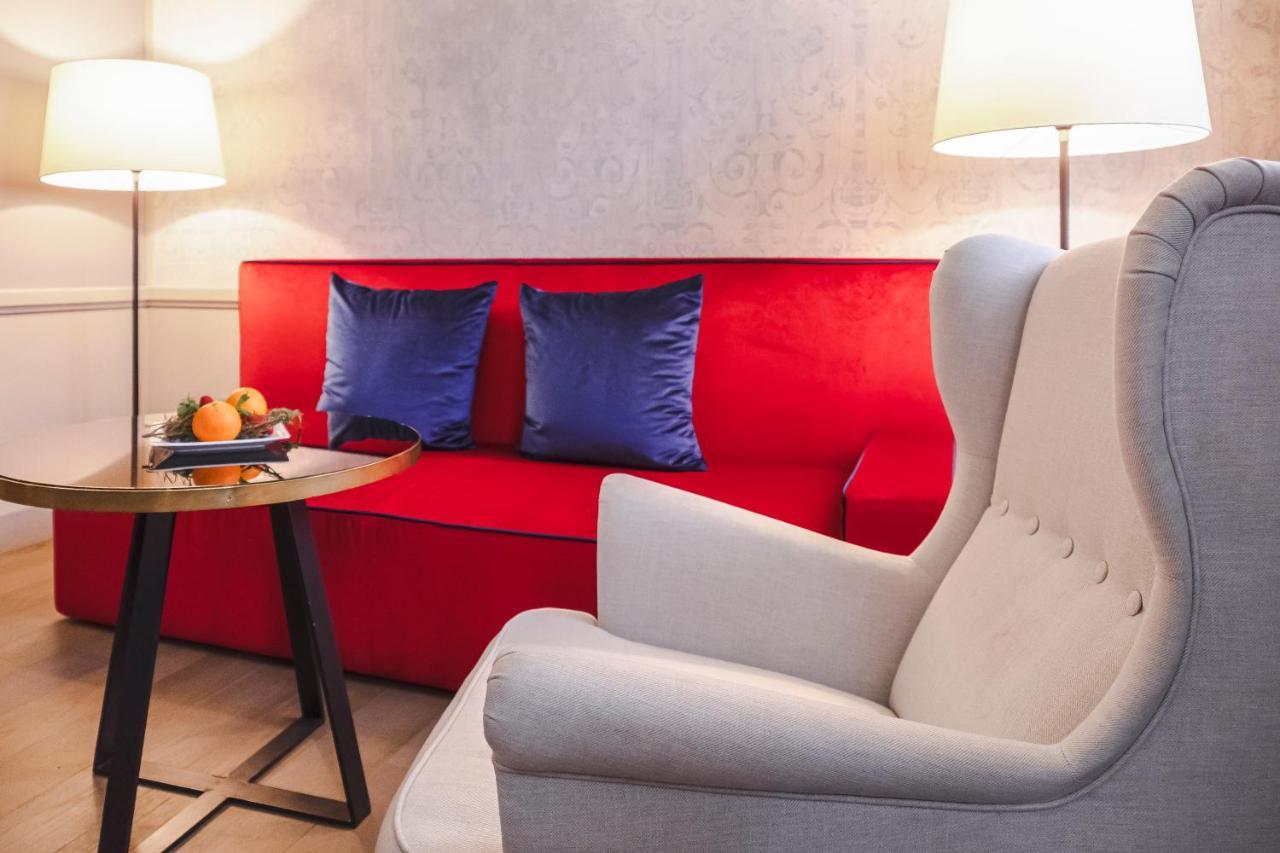 Palazzo Cornalia Hotel Milan Exterior photo A sofa