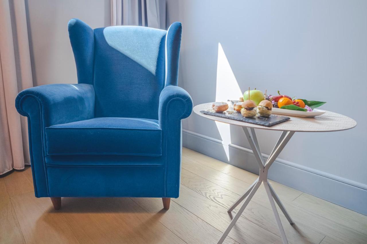 Palazzo Cornalia Hotel Milan Exterior photo A blue armchair