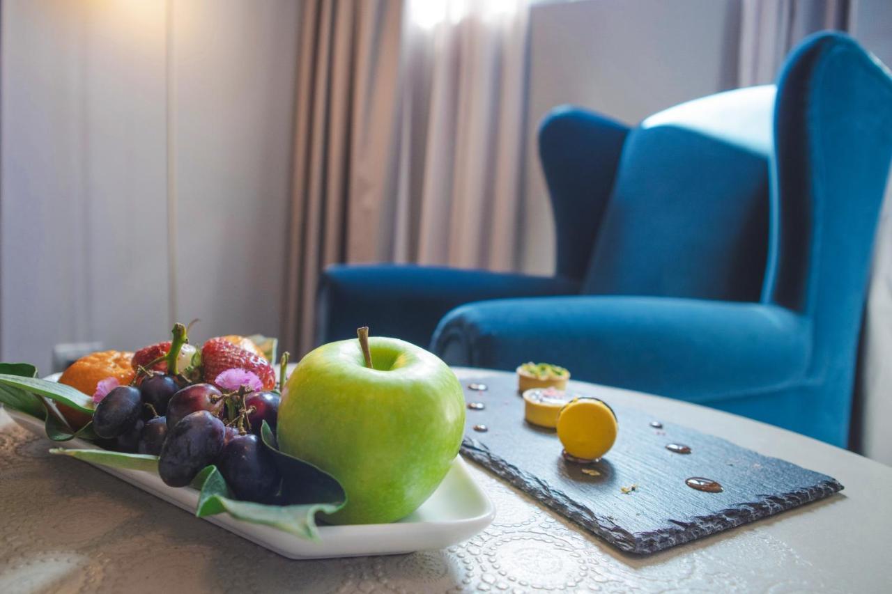 Palazzo Cornalia Hotel Milan Exterior photo Fruit platter
