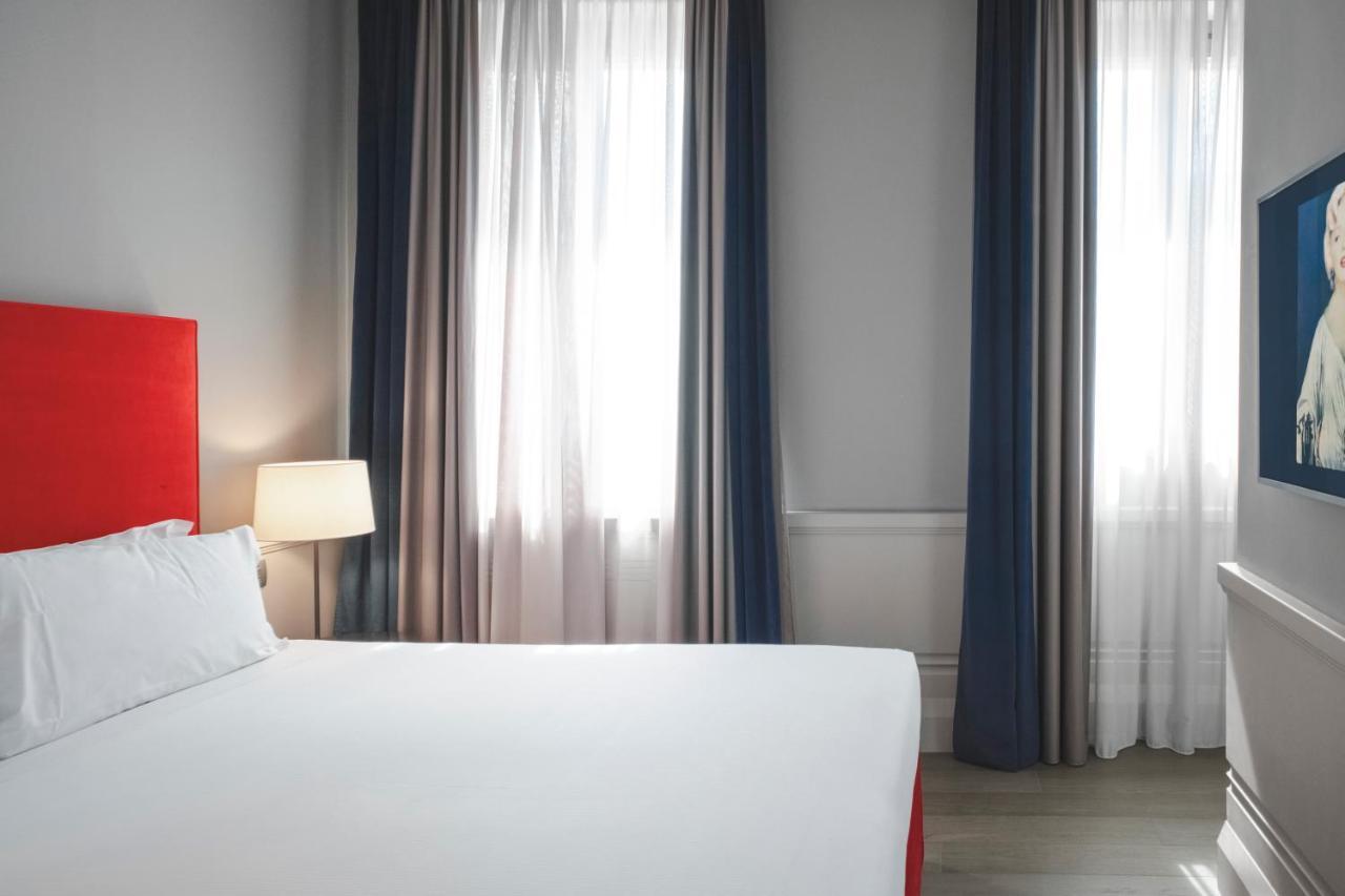Palazzo Cornalia Hotel Milan Exterior photo A bedroom at the hotel