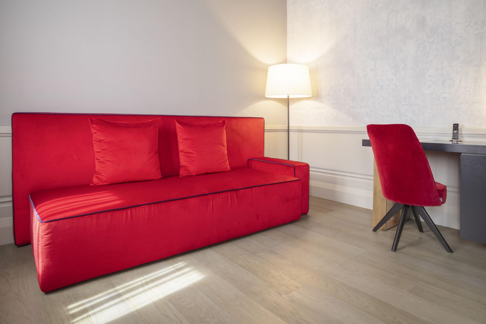 Palazzo Cornalia Hotel Milan Exterior photo A red sofa